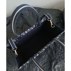 Christian Dior Borsa tote media Dior Book Blu scuro Ricami Dior Oblique e pelle di vitello Christian Dior Borsa tote media Dior Book Blu scuro Ricami Dior Oblique e pelle di vitello
