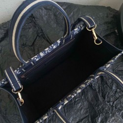 Christian Dior Borsa tote media Dior Book Blu scuro Ricami Dior Oblique e pelle di vitello