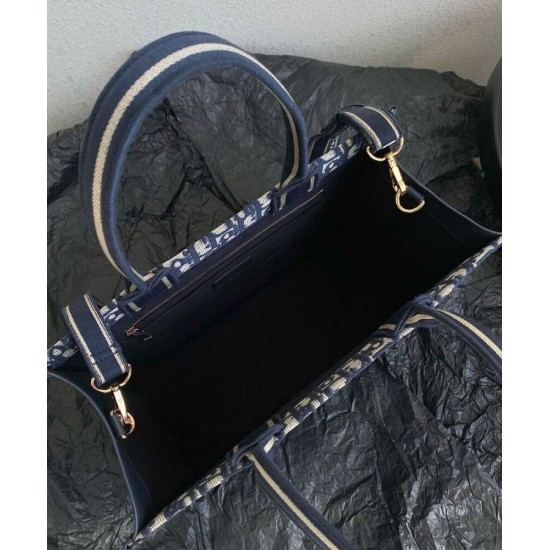 Replica Christian Dior Borsa tote media Dior Book Blu scuro Ricami Dior Oblique e pelle di vitello Replica Christian Dior Borsa tote media Dior Book Blu scuro Ricami Dior Oblique e pelle di vitello