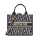 Replica Borsa tote Christian Dior piccola Dior Book Ricami Dior Oblique blu scuro e pelle di vitello Replica Borsa tote Christian Dior piccola Dior Book Ricami Dior Oblique blu scuro e pelle di vitello