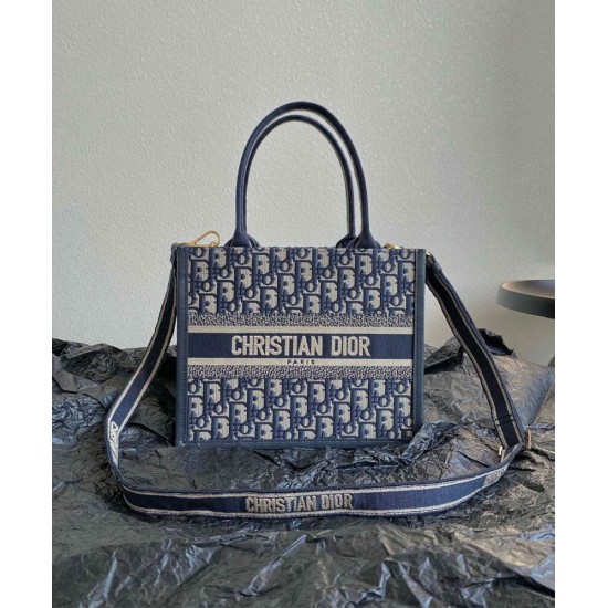 Replica Borsa tote Christian Dior piccola Dior Book Ricami Dior Oblique blu scuro e pelle di vitello Replica Borsa tote Christian Dior piccola Dior Book Ricami Dior Oblique blu scuro e pelle di vitello