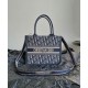 Replica Borsa tote Christian Dior piccola Dior Book Ricami Dior Oblique blu scuro e pelle di vitello Replica Borsa tote Christian Dior piccola Dior Book Ricami Dior Oblique blu scuro e pelle di vitello