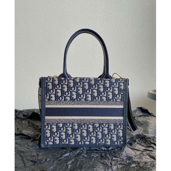 Replica Borsa tote Christian Dior piccola Dior Book Ricami Dior Oblique blu scuro e pelle di vitello Replica Borsa tote Christian Dior piccola Dior Book Ricami Dior Oblique blu scuro e pelle di vitello