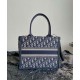 Replica Borsa tote Christian Dior piccola Dior Book Ricami Dior Oblique blu scuro e pelle di vitello Replica Borsa tote Christian Dior piccola Dior Book Ricami Dior Oblique blu scuro e pelle di vitello