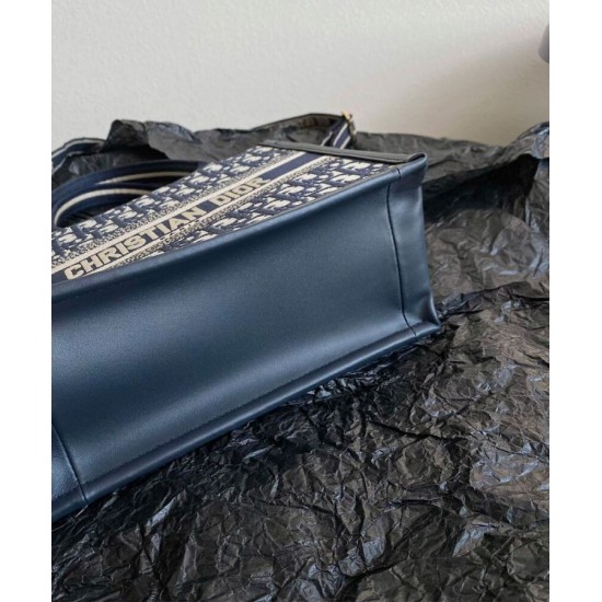 Replica Borsa tote Christian Dior piccola Dior Book Ricami Dior Oblique blu scuro e pelle di vitello Replica Borsa tote Christian Dior piccola Dior Book Ricami Dior Oblique blu scuro e pelle di vitello