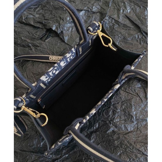 Replica Borsa tote Christian Dior piccola Dior Book Ricami Dior Oblique blu scuro e pelle di vitello Replica Borsa tote Christian Dior piccola Dior Book Ricami Dior Oblique blu scuro e pelle di vitello
