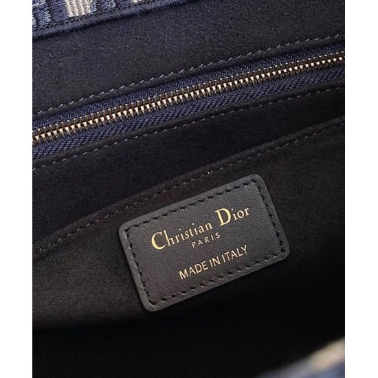 Replica Borsa tote Christian Dior piccola Dior Book Ricami Dior Oblique blu scuro e pelle di vitello Replica Borsa tote Christian Dior piccola Dior Book Ricami Dior Oblique blu scuro e pelle di vitello