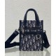 Replica Mini borsa tote Christian Dior Safari Nord-Sud Jacquard Dior Oblique blu scuro Replica Mini borsa tote Christian Dior Safari Nord-Sud Jacquard Dior Oblique blu scuro