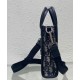 Replica Mini borsa tote Christian Dior Safari Nord-Sud Jacquard Dior Oblique blu scuro Replica Mini borsa tote Christian Dior Safari Nord-Sud Jacquard Dior Oblique blu scuro