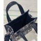 Replica Mini borsa tote Christian Dior Safari Nord-Sud Jacquard Dior Oblique blu scuro Replica Mini borsa tote Christian Dior Safari Nord-Sud Jacquard Dior Oblique blu scuro