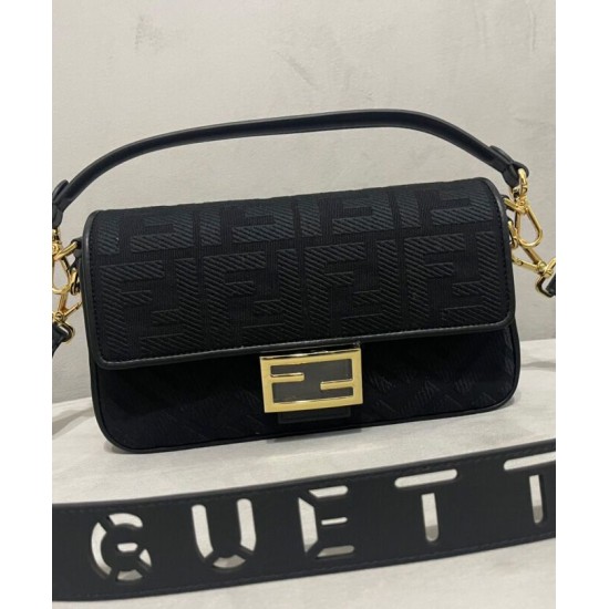 Replica Borsa baguette media Fendi con motivo FF in rilievo 8BR600 nera Replica Borsa baguette media Fendi con motivo FF in rilievo 8BR600 nera