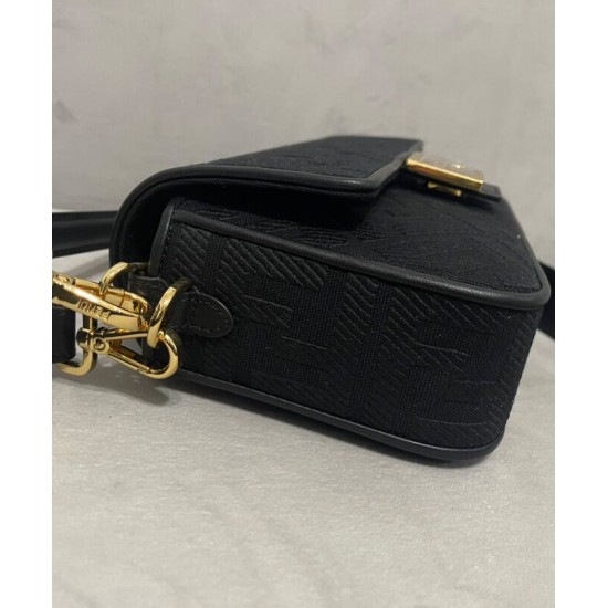 Replica Borsa baguette media Fendi con motivo FF in rilievo 8BR600 nera Replica Borsa baguette media Fendi con motivo FF in rilievo 8BR600 nera