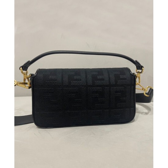 Replica Borsa baguette media Fendi con motivo FF in rilievo 8BR600 nera Replica Borsa baguette media Fendi con motivo FF in rilievo 8BR600 nera