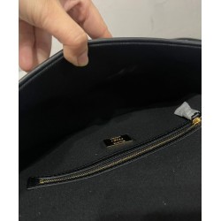 Borsa baguette media Fendi con motivo FF in rilievo 8BR600 nera