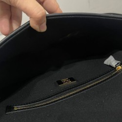 Borsa baguette media Fendi con motivo FF in rilievo 8BR600 nera