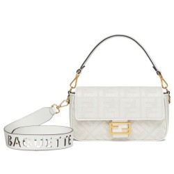 Borsa Baguette media Fendi con motivo FF in rilievo 8BR600 Crema