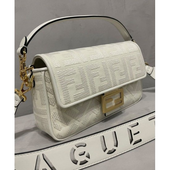 Replica Borsa Baguette media Fendi con motivo FF in rilievo 8BR600 Crema Replica Borsa Baguette media Fendi con motivo FF in rilievo 8BR600 Crema