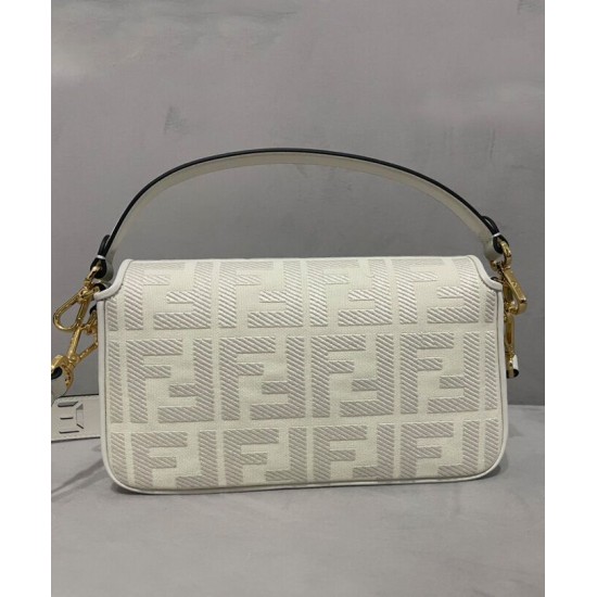 Replica Borsa Baguette media Fendi con motivo FF in rilievo 8BR600 Crema Replica Borsa Baguette media Fendi con motivo FF in rilievo 8BR600 Crema