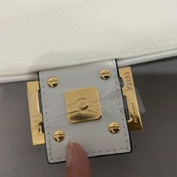 Borsa Baguette media Fendi con motivo FF in rilievo 8BR600 Crema
