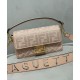 Replica Borsa Baguette media Fendi con motivo FF in rilievo 8BR600 Rosa Replica Borsa Baguette media Fendi con motivo FF in rilievo 8BR600 Rosa