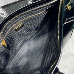 Prada Borsa a mano grande pragmatica e raffinata 1BA433 Nera