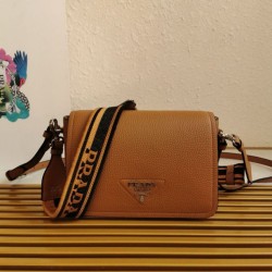 Borsa a tracolla Prada con patta granulata marrone