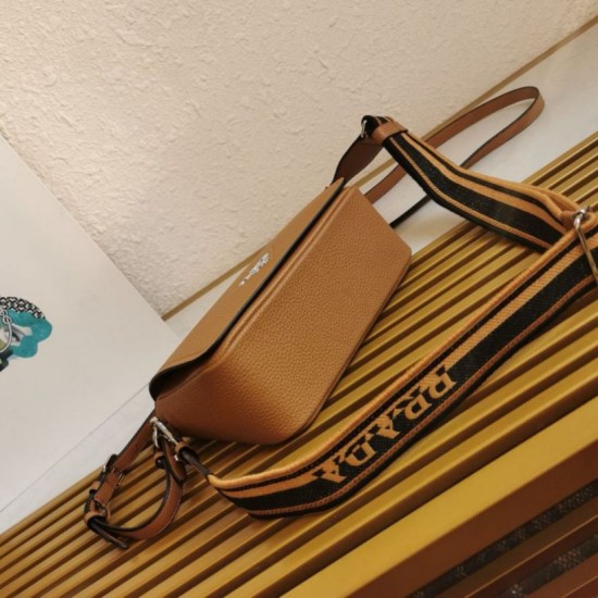 Replica Borsa a tracolla Prada con patta granulata marrone