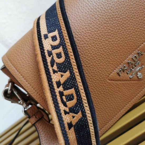 Replica Borsa a tracolla Prada con patta granulata marrone