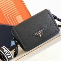 Borsa a tracolla Prada con patta nera granulata