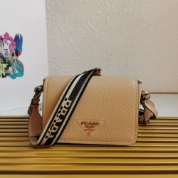 Borsa a tracolla Prada con patta granulata sabbia