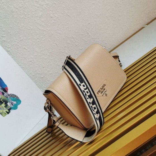 Replica Borsa a tracolla Prada con patta granulata sabbia Replica Borsa a tracolla Prada con patta granulata sabbia