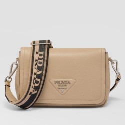 Borsa a tracolla Prada con patta granulata sabbia