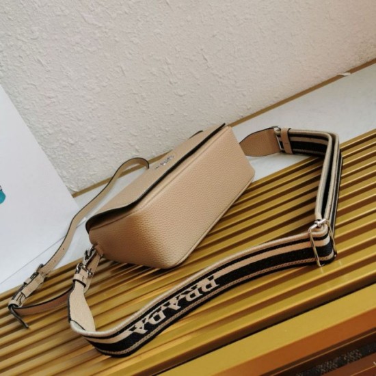 Replica Borsa a tracolla Prada con patta granulata sabbia Replica Borsa a tracolla Prada con patta granulata sabbia