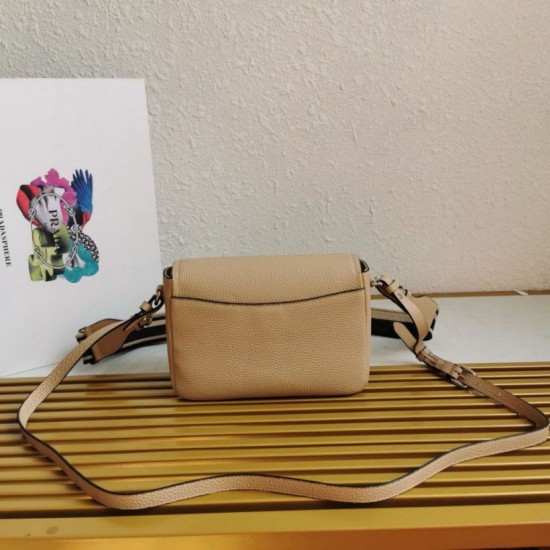 Replica Borsa a tracolla Prada con patta granulata sabbia Replica Borsa a tracolla Prada con patta granulata sabbia