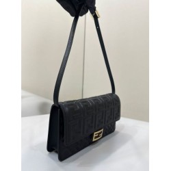 Portafoglio baguette Fendi con catena Borsa Fendi nera