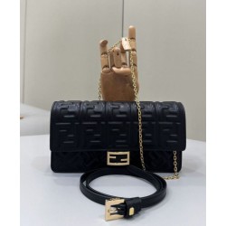 Portafoglio baguette Fendi con catena Borsa Fendi nera