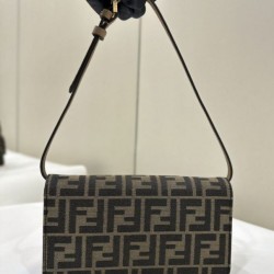 Portafoglio baguette Fendi su catena Borsa Fendi ricamo FF Marrone