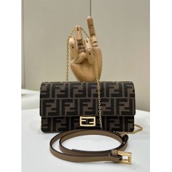 Portafoglio baguette Fendi su catena Borsa Fendi ricamo FF Marrone