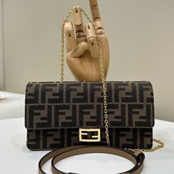 Portafoglio baguette Fendi su catena Borsa Fendi ricamo FF Marrone