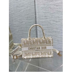 Borsa Dior Mini Book Tote con tracolla Borsa Dior Ricamo Dior Oblique color oro Borsa Dior Mini Book Tote con tracolla Borsa Dior Ricamo Dior Oblique color oro