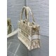 Replica Borsa Dior Mini Book Tote con tracolla Borsa Dior Ricamo Dior Oblique color oro Replica Borsa Dior Mini Book Tote con tracolla Borsa Dior Ricamo Dior Oblique color oro