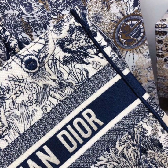 Replica Borsa tote Dior piccola a libro Toile De Jouy con motivo tela blu Replica Borsa tote Dior piccola a libro Toile De Jouy con motivo tela blu