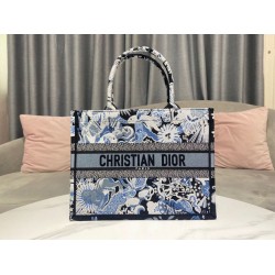 Borsa Dior Media Book Tote Zodiac Fantastico Ricamo Blu Borsa Dior Media Book Tote Zodiac Fantastico Ricamo Blu