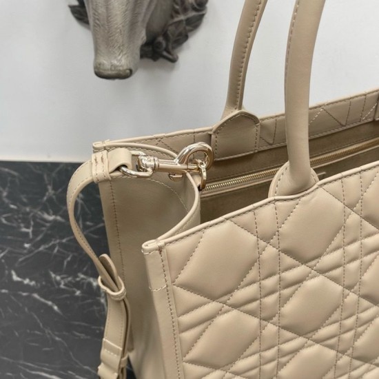 Replica Borsa Dior Media Book Tote con tracolla Borsa Dior Macrocannage Beige Replica Borsa Dior Media Book Tote con tracolla Borsa Dior Macrocannage Beige