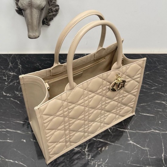Replica Borsa Dior Media Book Tote con tracolla Borsa Dior Macrocannage Beige Replica Borsa Dior Media Book Tote con tracolla Borsa Dior Macrocannage Beige