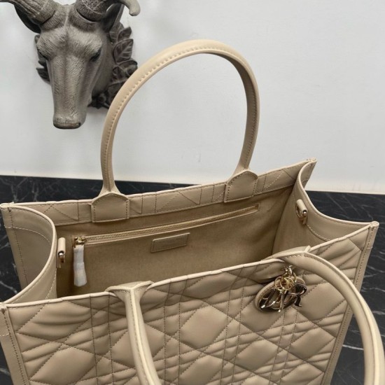 Replica Borsa Dior Media Book Tote con tracolla Borsa Dior Macrocannage Beige Replica Borsa Dior Media Book Tote con tracolla Borsa Dior Macrocannage Beige