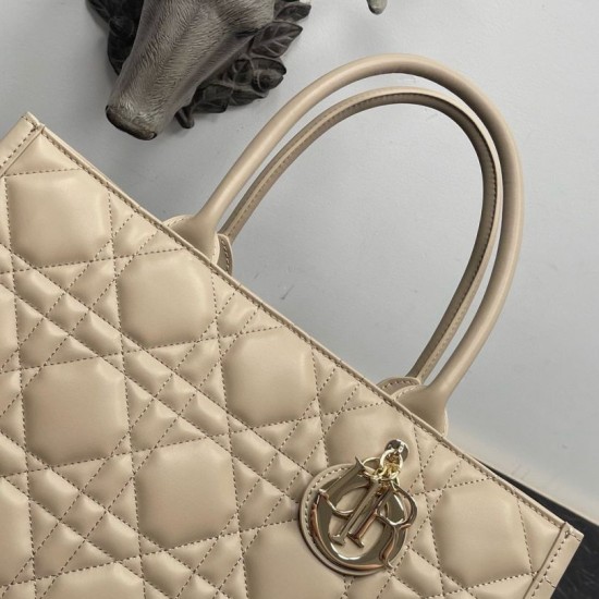 Replica Borsa Dior Media Book Tote con tracolla Borsa Dior Macrocannage Beige Replica Borsa Dior Media Book Tote con tracolla Borsa Dior Macrocannage Beige