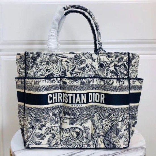Replica Borsa tote Dior Catherine Toile de Jouy ricamata Blu Replica Borsa tote Dior Catherine Toile de Jouy ricamata Blu