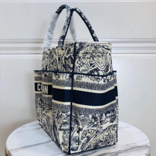 Replica Borsa tote Dior Catherine Toile de Jouy ricamata Blu Replica Borsa tote Dior Catherine Toile de Jouy ricamata Blu