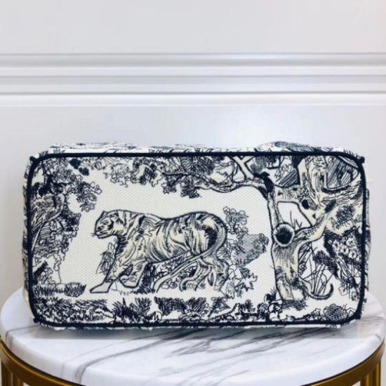 Replica Borsa tote Dior Catherine Toile de Jouy ricamata Blu Replica Borsa tote Dior Catherine Toile de Jouy ricamata Blu